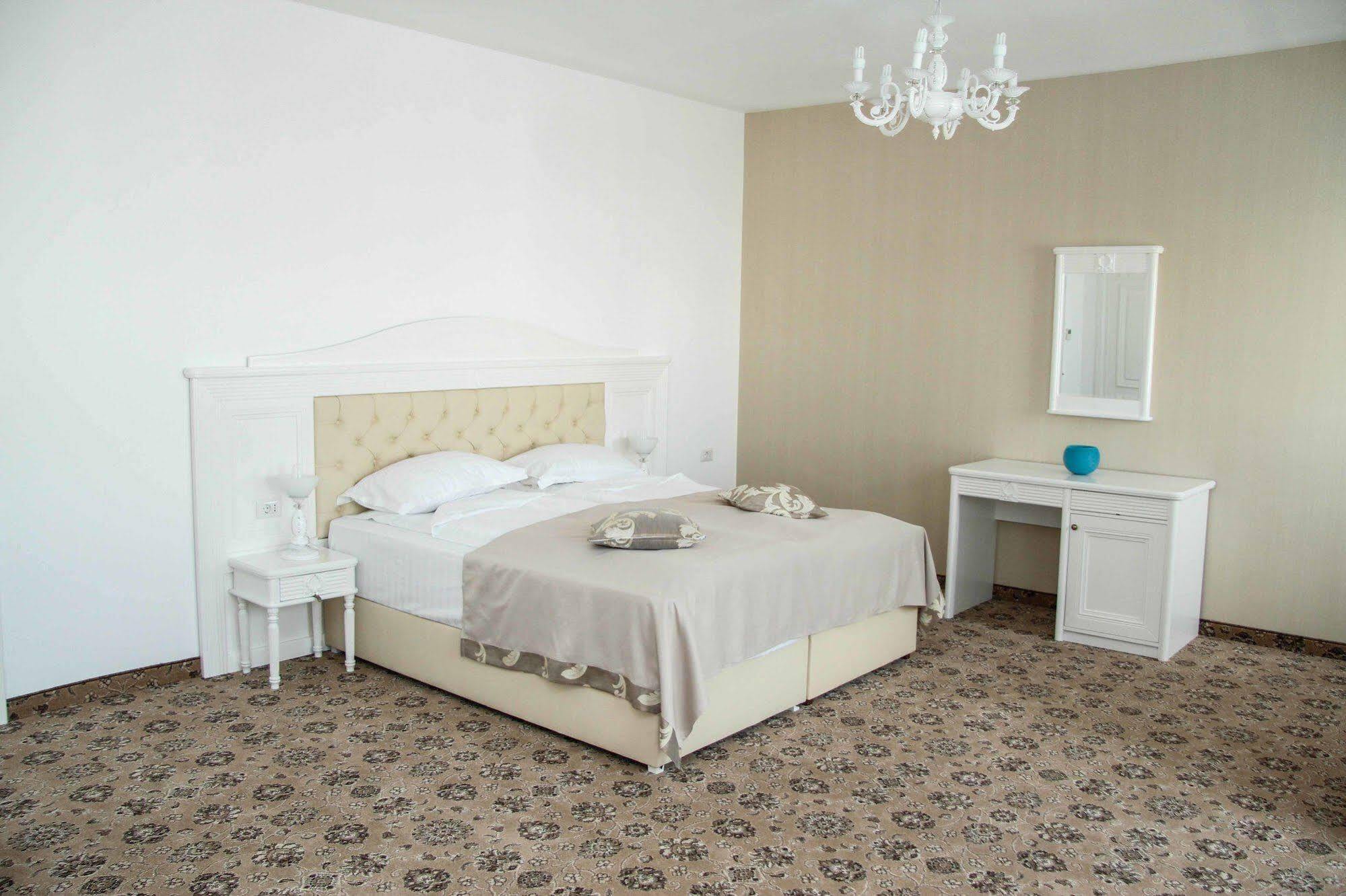 فندق Pik Elegance بلوييست المظهر الخارجي الصورة